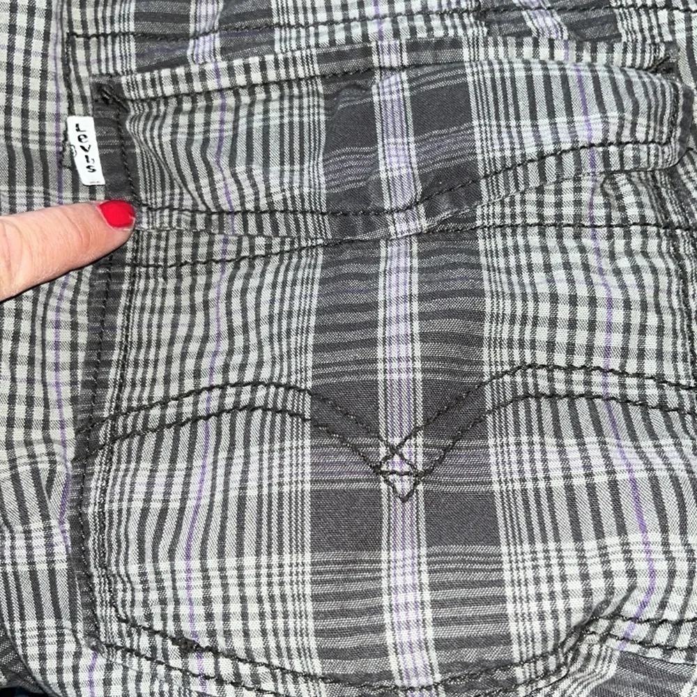 Levi’s charcoal gray/purple plaid cargo shorts size 32
